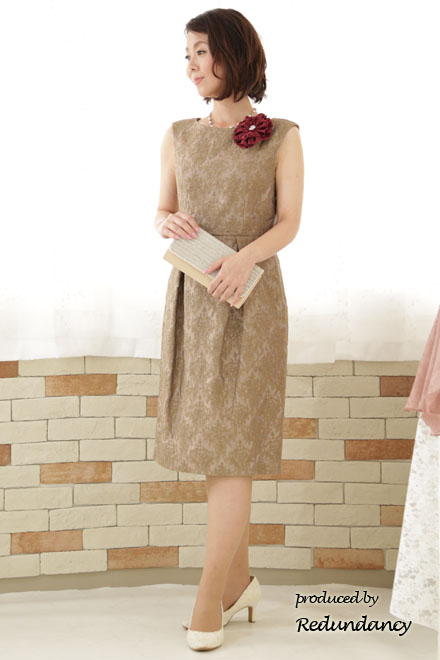 ベージュの金刺繍ダマスク模様ドレス