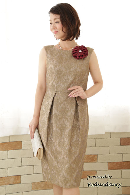 ベージュの金刺繍ダマスク模様ドレス