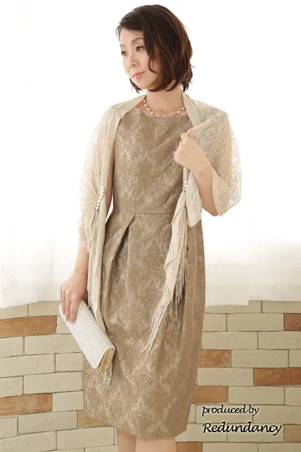 ベージュの金刺繍ダマスク模様ドレス