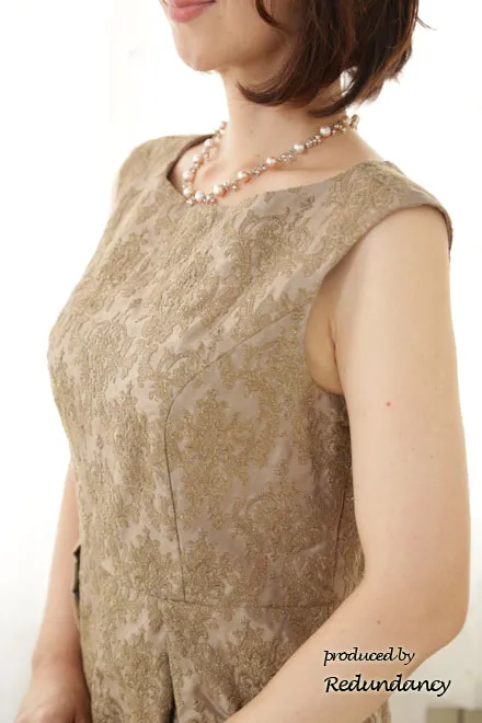 ベージュの金刺繍ダマスク模様ドレス