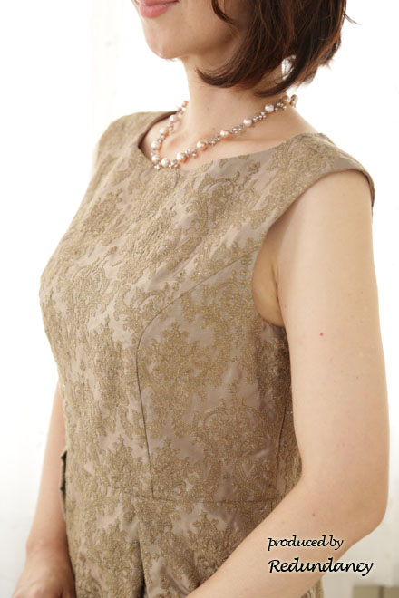 ベージュの金刺繍ダマスク模様ドレス