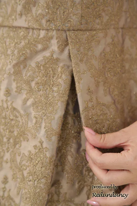 ベージュの金刺繍ダマスク模様ドレス