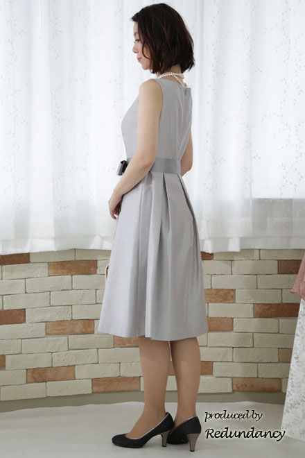 シルバーのウエストリボンミモレ丈ドレス