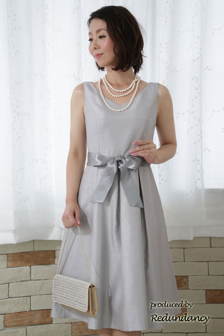 シルバーのウエストリボンミモレ丈ドレス