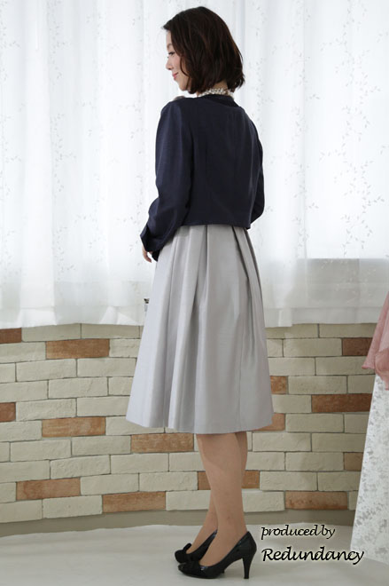 シルバーのウエストリボンミモレ丈ドレス