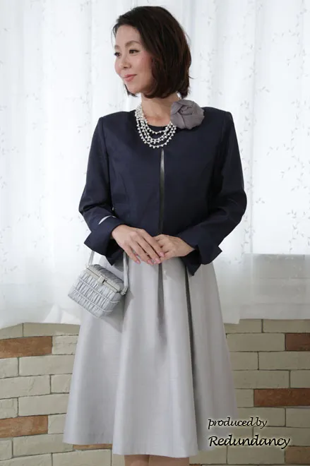 シルバーのウエストリボンミモレ丈ドレス