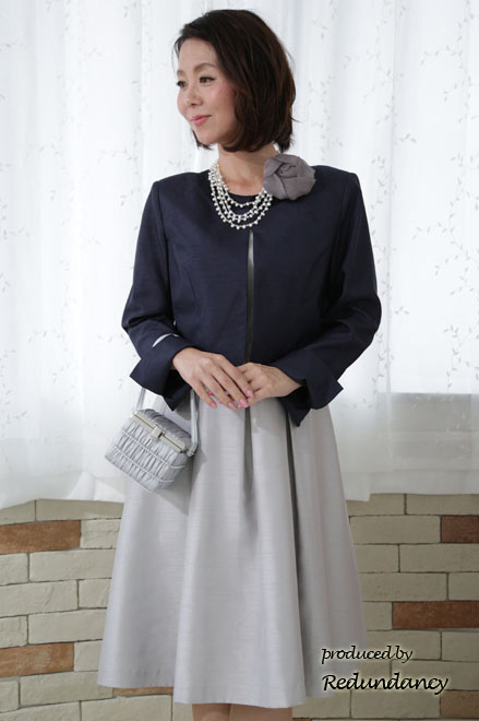 シルバーのウエストリボンミモレ丈ドレス