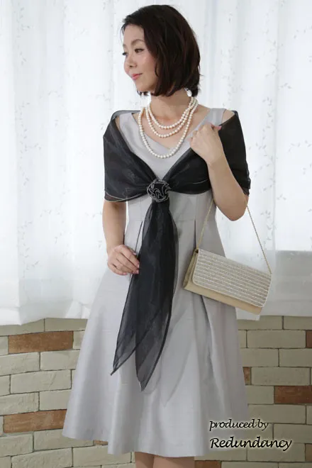 シルバーのウエストリボンミモレ丈ドレス