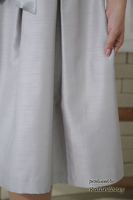 シルバーのウエストリボンミモレ丈ドレス