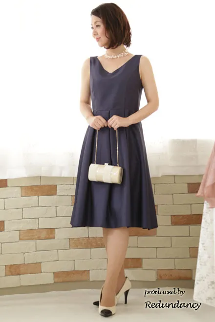 ネイビーのVネックAラインミモレ丈ドレス