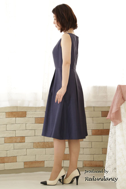 ネイビーのVネックAラインミモレ丈ドレス