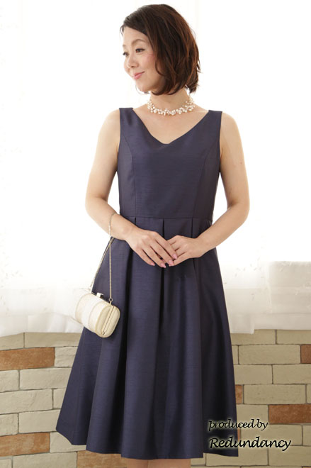 ネイビーのVネックAラインミモレ丈ドレス