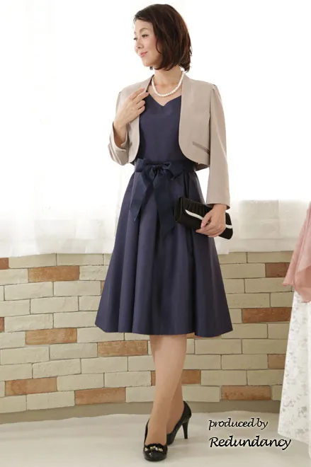 ネイビーのVネックAラインミモレ丈ドレス