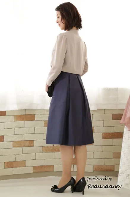 ネイビーのVネックAラインミモレ丈ドレス