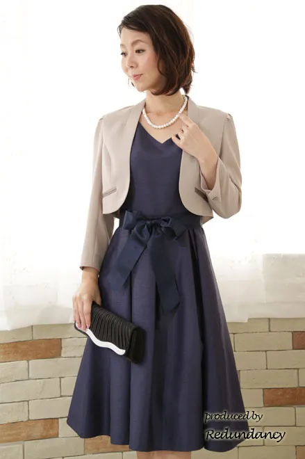 ネイビーのVネックAラインミモレ丈ドレス