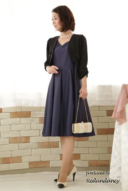 ネイビーのVネックAラインミモレ丈ドレス