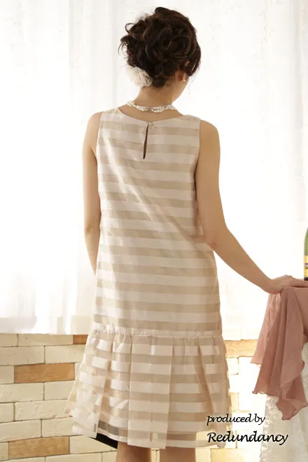 ベージュの透かしボーダーマタニティドレス