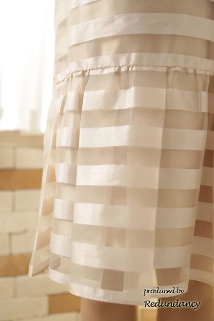 ベージュの透かしボーダーマタニティドレス