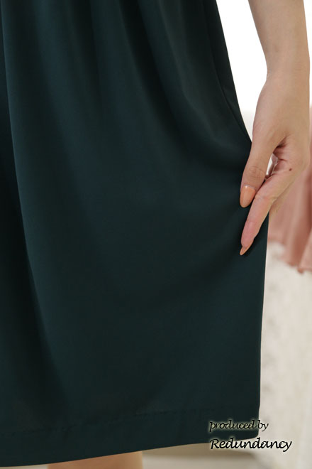 グリーンのハイウエストジャージー素材ワンピース