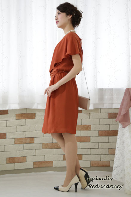 テラコッタオレンジのドレープ膝丈ドレス