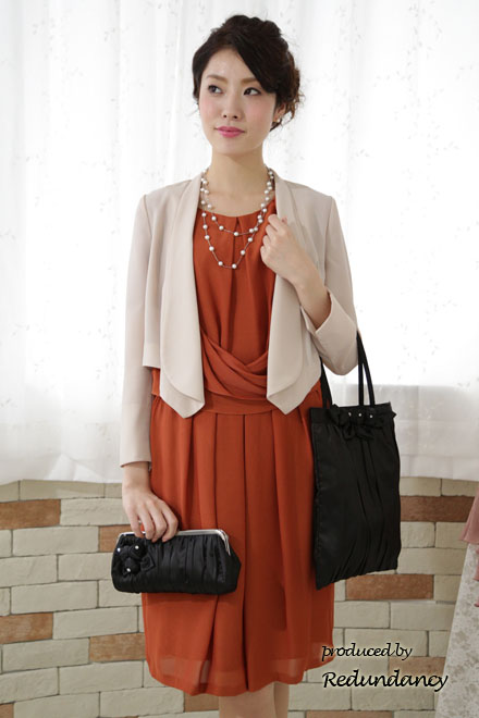 テラコッタオレンジのドレープ膝丈ドレス