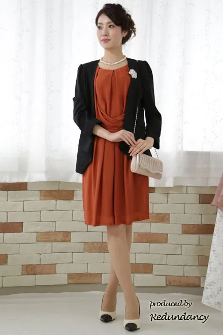 テラコッタオレンジのドレープ膝丈ドレス