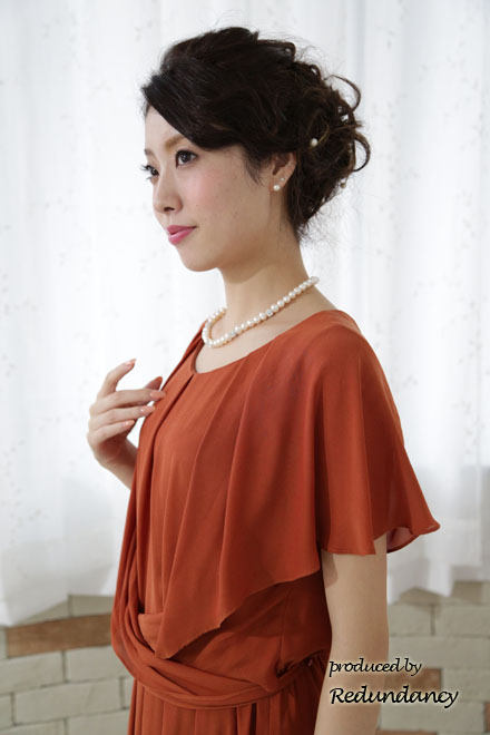 テラコッタオレンジのドレープ膝丈ドレス