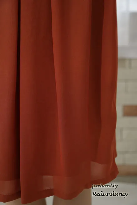 テラコッタオレンジのドレープ膝丈ドレス