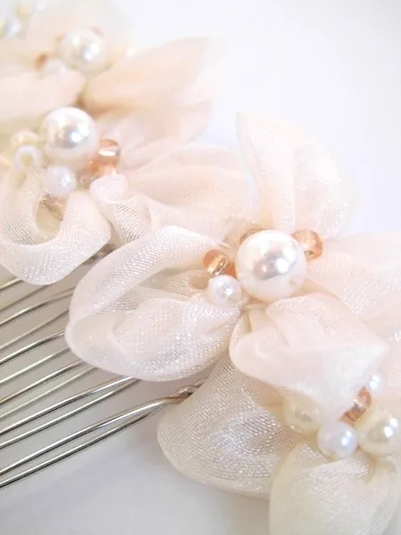 ライトベージュのフラワーコーム