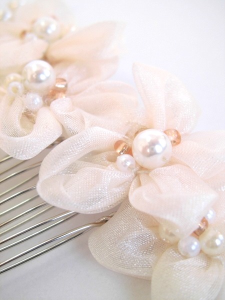 ライトベージュのフラワーコーム