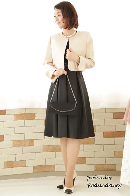 ブラックのウエストビジューミモレ丈ドレス