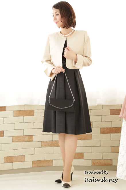 ブラックのウエストビジューミモレ丈ドレス