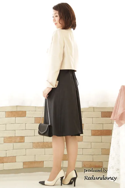 ブラックのウエストビジューミモレ丈ドレス