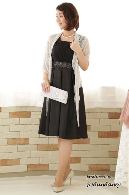 ブラックのウエストビジューミモレ丈ドレス