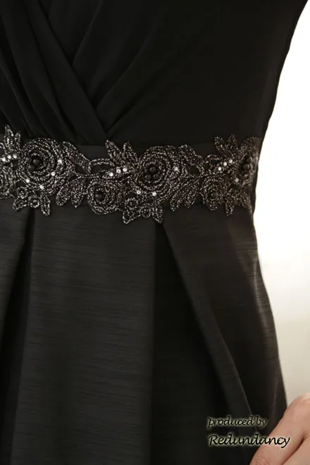 ブラックのウエストビジューミモレ丈ドレス