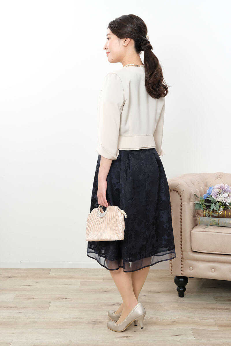 ネイビーの花模様シャンタンドレス