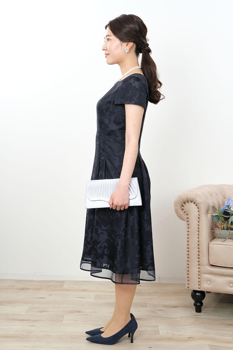 ネイビーの花模様シャンタンドレス