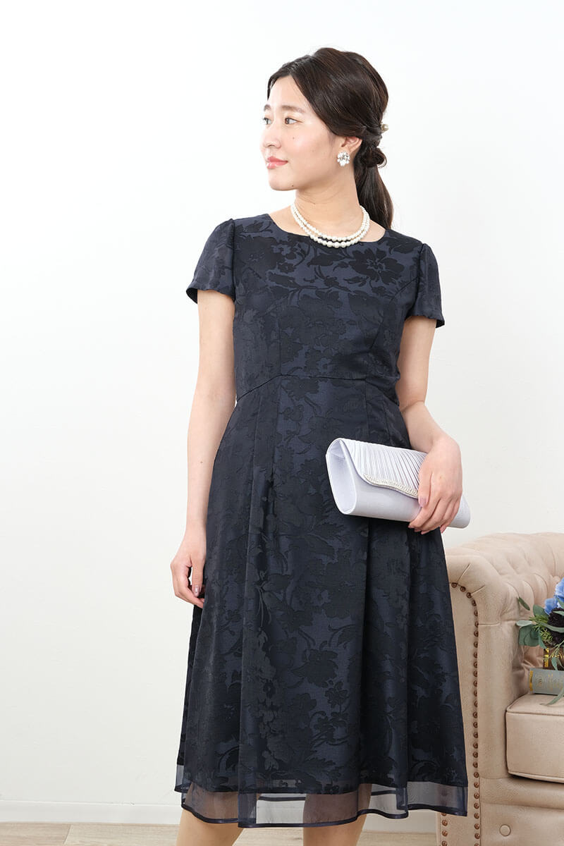 ネイビーの花模様シャンタンドレス