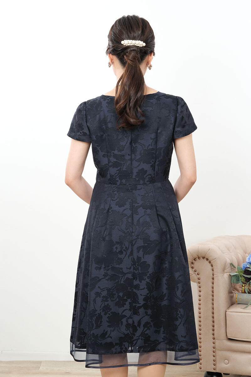 ネイビーの花模様シャンタンドレス