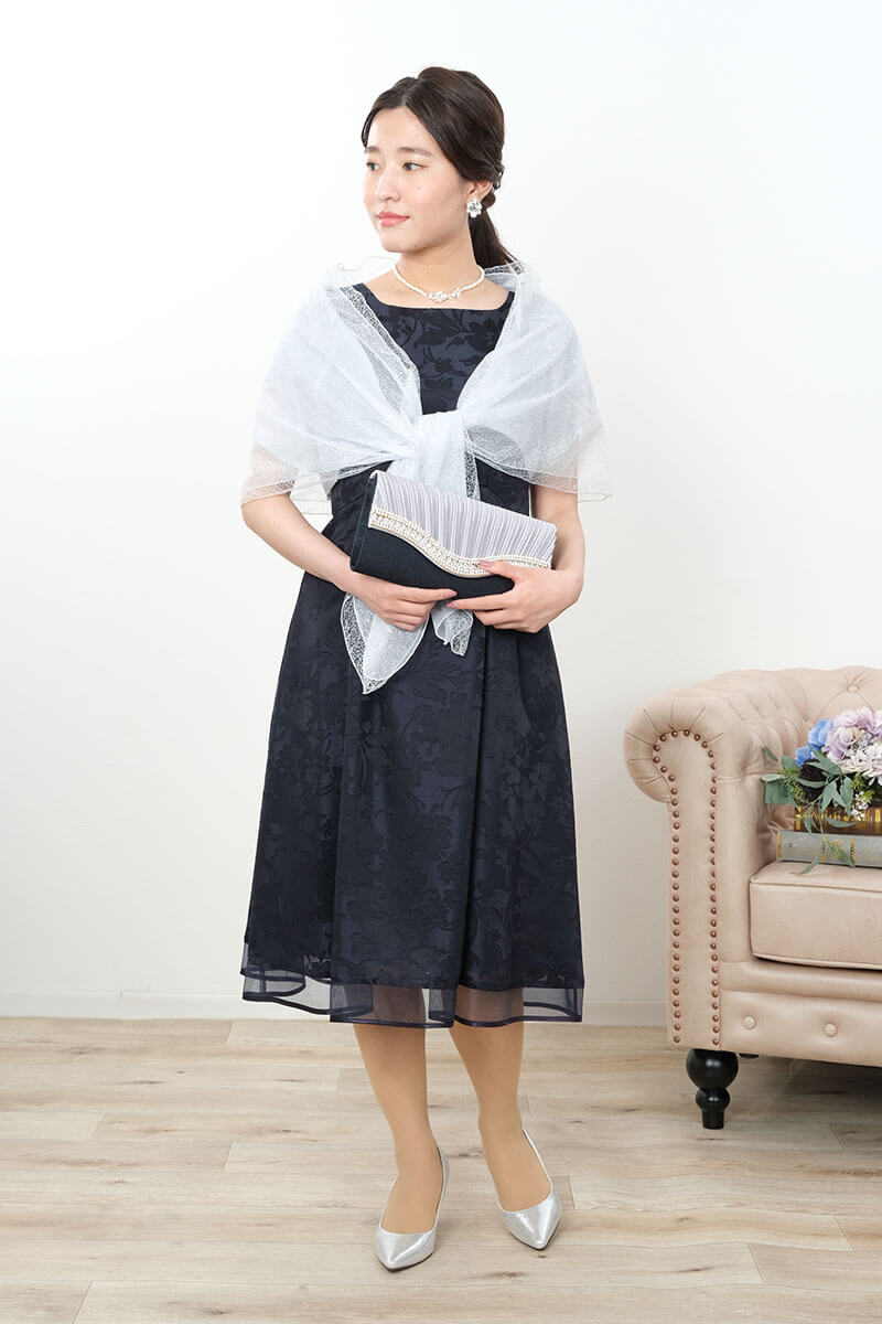 ネイビーの花模様シャンタンドレス