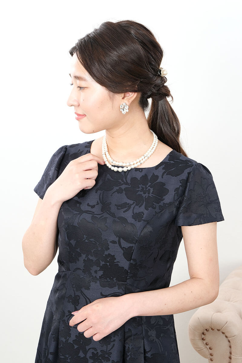 ネイビーの花模様シャンタンドレス