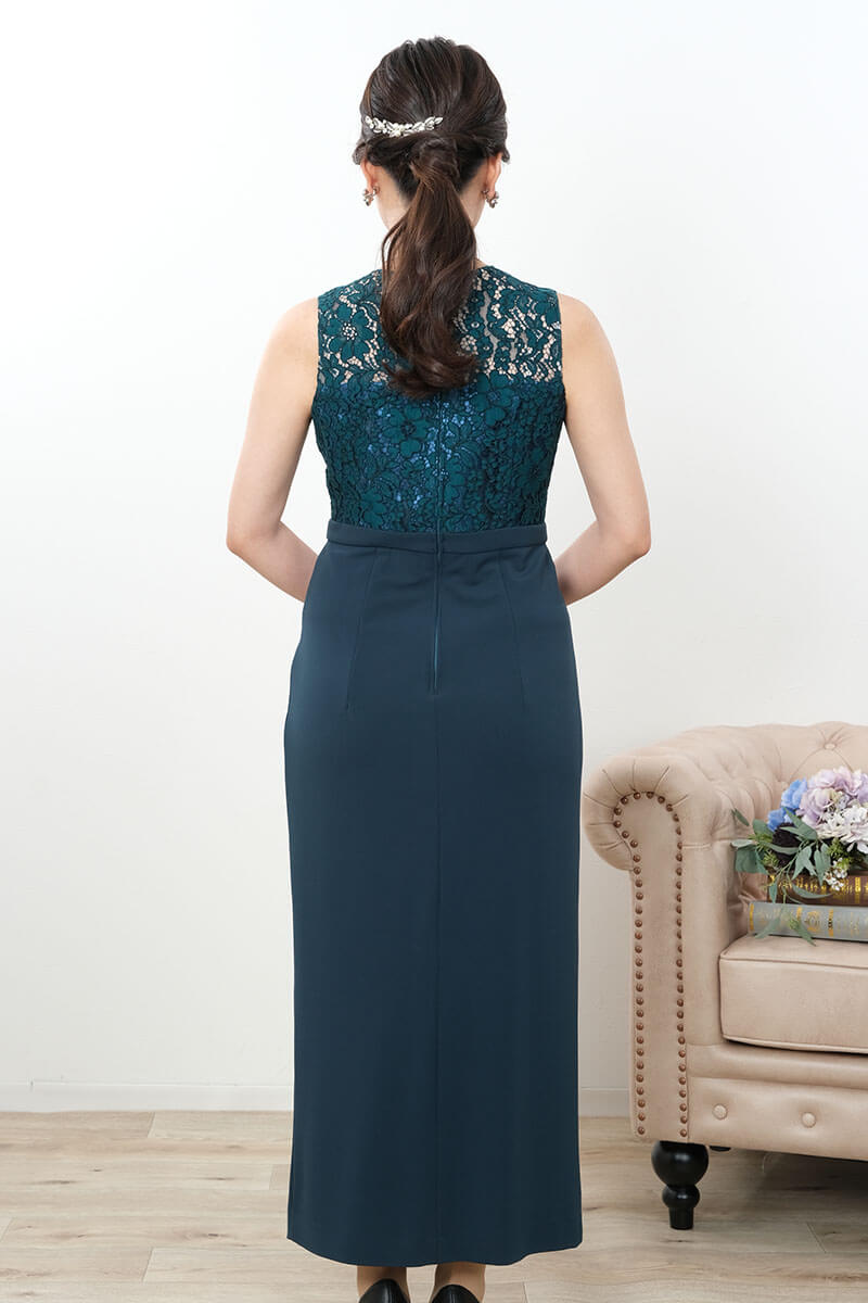 グリーンのフロントスリットVネックドレス