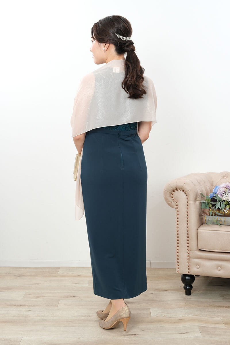 グリーンのフロントスリットVネックドレス