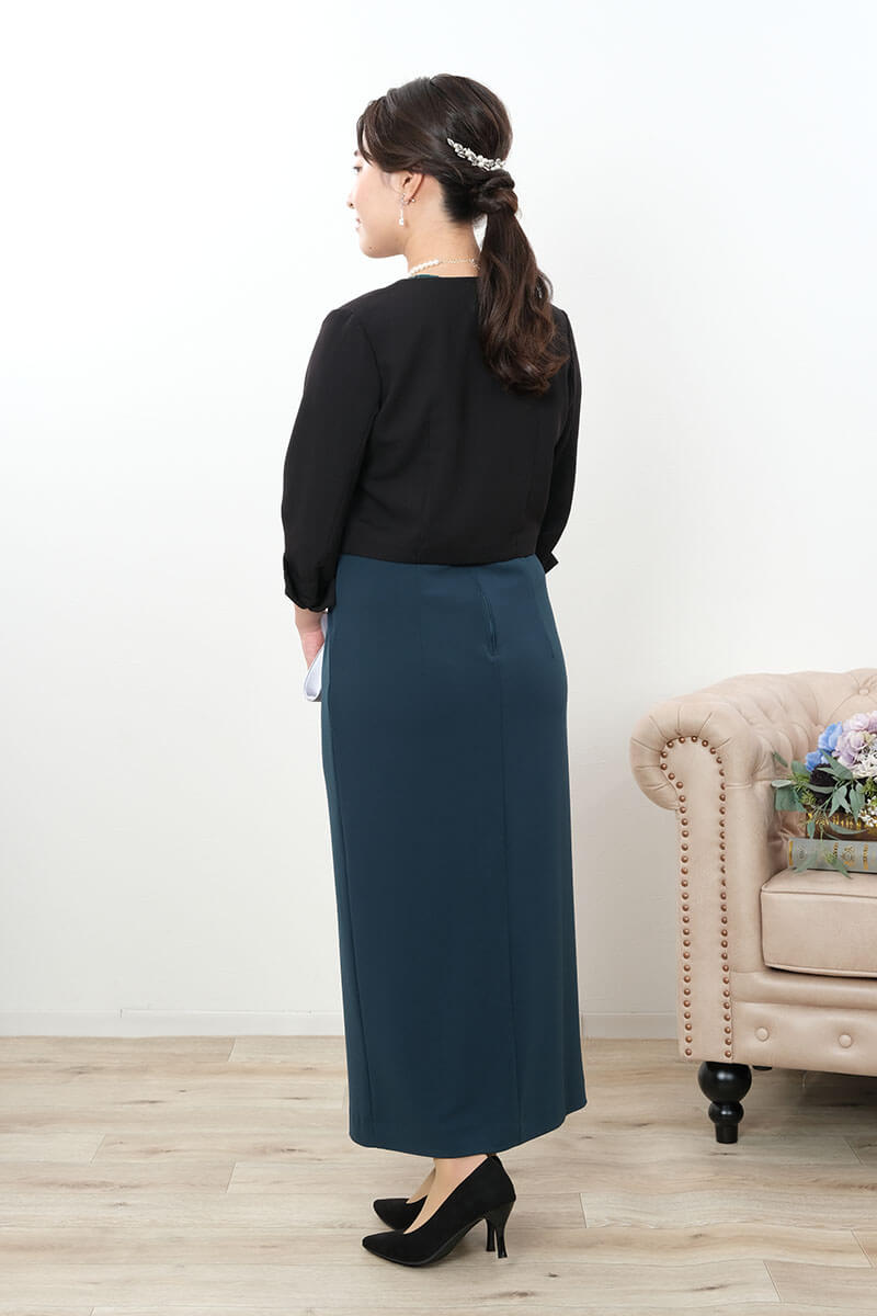 グリーンのフロントスリットVネックドレス