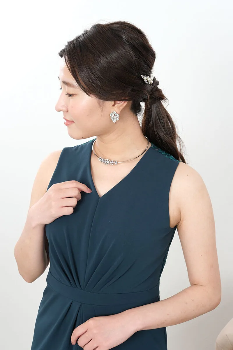 グリーンのフロントスリットVネックドレス