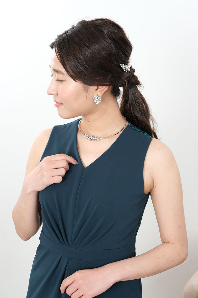 グリーンのフロントスリットVネックドレス