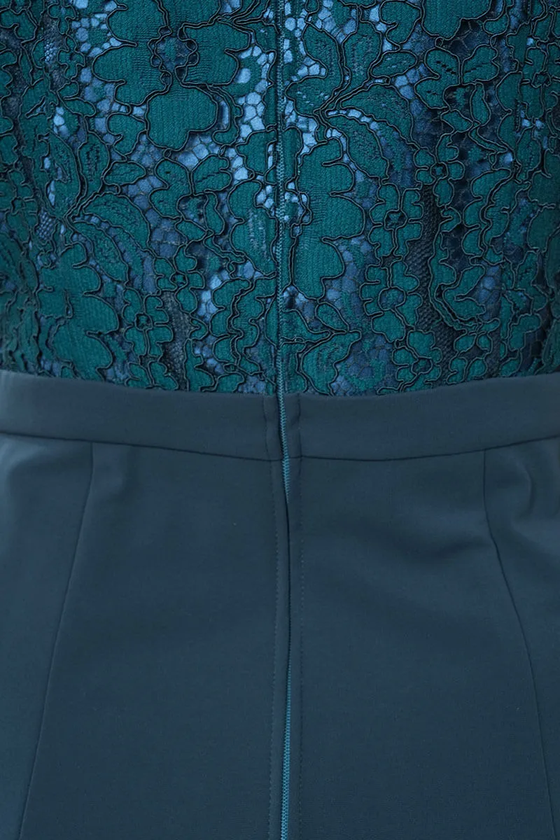 グリーンのフロントスリットVネックドレス