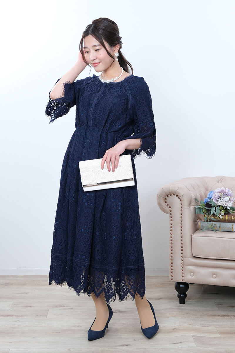 ネイビーのフレアスリーブレースドレス