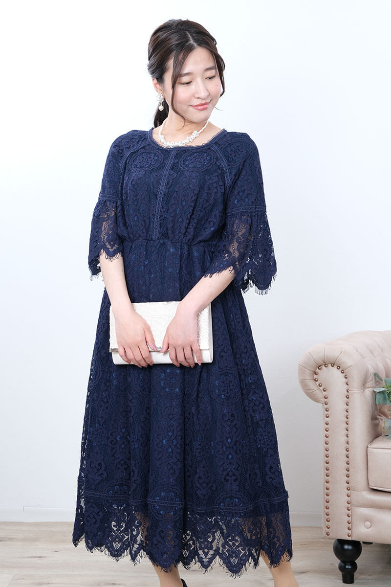 ネイビーのフレアスリーブレースドレス