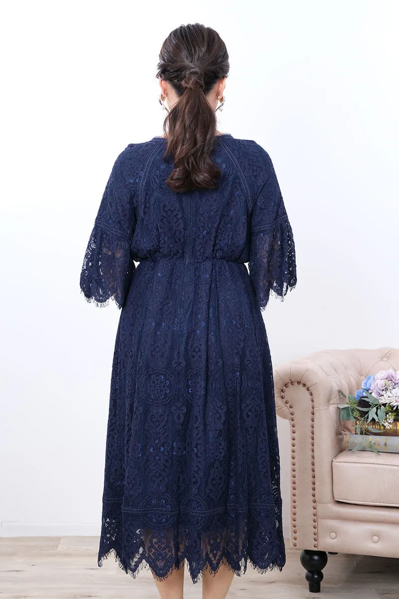 ネイビーのフレアスリーブレースドレス
